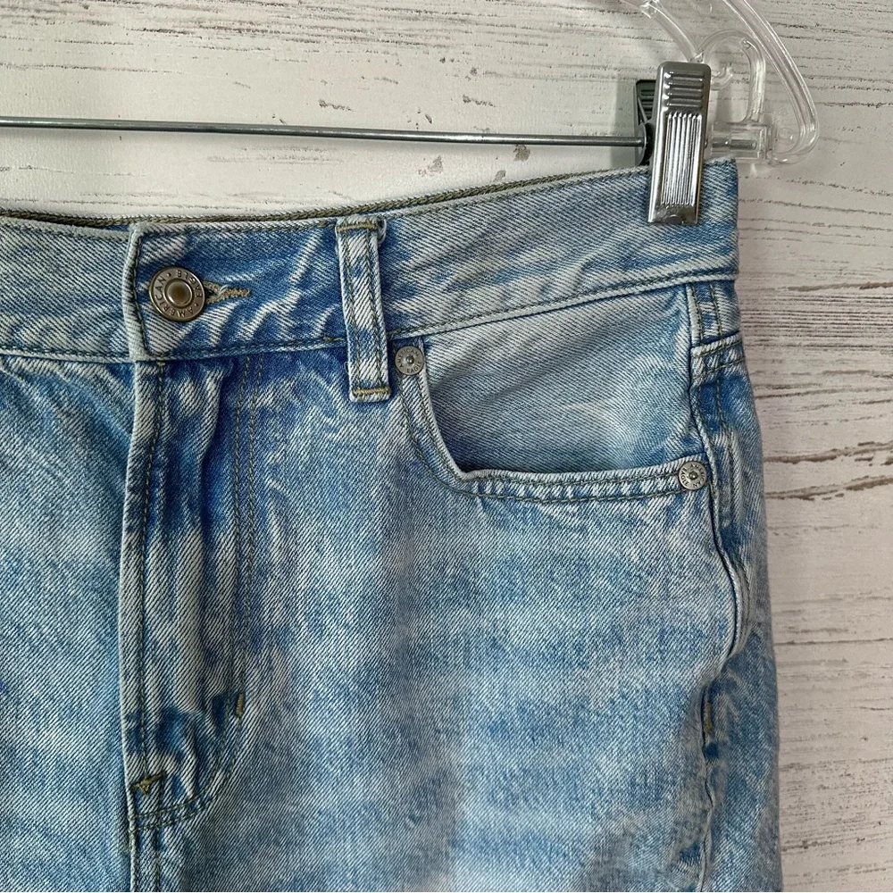AMERICAN EAGLE Mom Jeans High Rise Cut Off Light Wash Denim Shorts 4